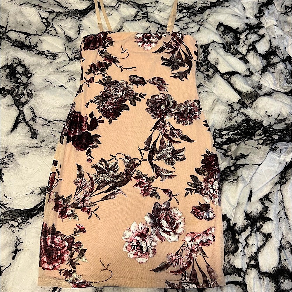 💜4 for $10💜 Windsor Floral Shiny Windsor Dress size small